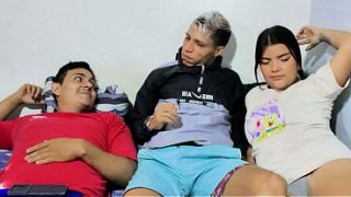 Kakak tiri gue dibikin ngering oleh pacarnya pake kontol gede, di depan mata gue.
