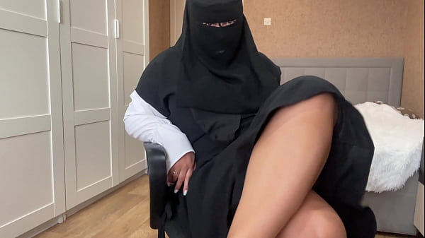 Gadis Arab berhijab memek basah dikocok