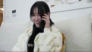 Gadis Korea yang tinggal sendirian menjebak tukang servis di antara pahanya yang basah.