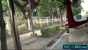 Bule gede jemput emak-emak Thailand di tuk-tuk, langsung naik kontol gede.