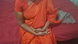 Wanita Asia lagi mainin diri sendiri sendirian, basah kuyup nikmatin waktu sendiri.