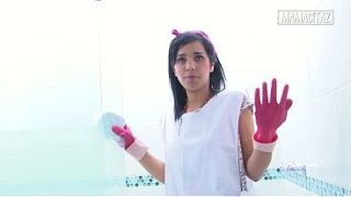 Pembantu hotel pake sarung tangan karet, nunduk sambil ngepel pancuran, bikin lihat-lihat.