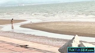 Cewek Thailand abg digebuk di pantai sama bule kontol gede