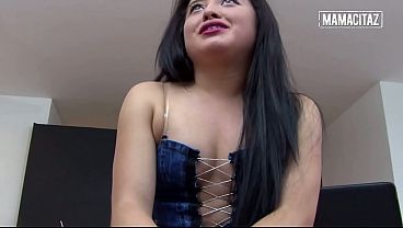 Gondrongan montok Latin nunduk pake rok mini… Tangannya nggak bisa berhenti nyubit pantatnya yang seksi
