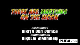 Kosmonot Rusia Nikita Von James diperintah diam oleh jenderalnya, tapi mulutnya kebelet pengen ngerasain sesuatu yang lain