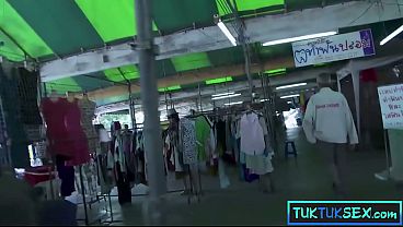 Lidahnya ditindik, ibu mertua Thailand mungil digilir dua bule di hotel.