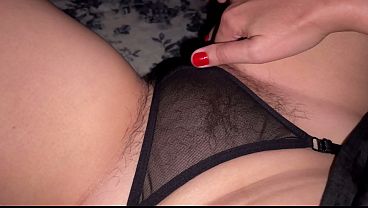 Tonton ibu nakal ini mainin memek bulu lebatnya. FPOV