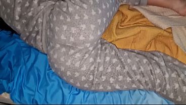 Ketemu pacar adikku lagi rebahan di kasurku, kubangunin pakai ngewe panas, habis itu pantatnya penuh sperma tanpa kondom