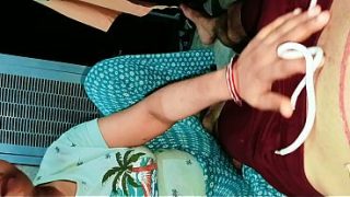 Video desi bhabhi, memeknya sempit, ngewe sambil teriak-teriak jelas dalam bahasa Hindi, klimaksnya, bhabhi loncat-loncat di kontol gede.