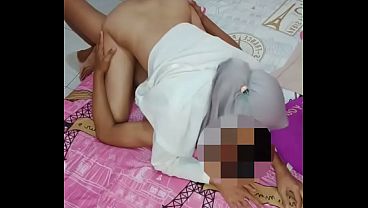 Viral nih, binor hijab hot terbaru ketahuan main belakang sama teman suami, bikin malu semua.