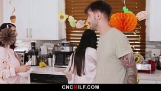 Ibu tiri Marica yang seksi langsung diajarin aturan keluarga, bebas dipakai kapan aja.