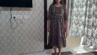Desi bhabhi ko randi jaisa zor se choda, chodte waqt uski cheekhen nikal gayi.