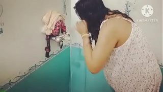 Desi lagi mandi, basah kuyup, bikin ngilu liatnya