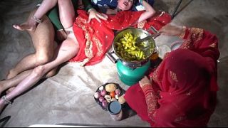 Ibu tiri desi India lagi ML di dapur, omongan kotor Hindi bikin makin panas