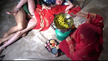 Ibu tiri desi India lagi ML di dapur, omongan kotor Hindi bikin makin panas