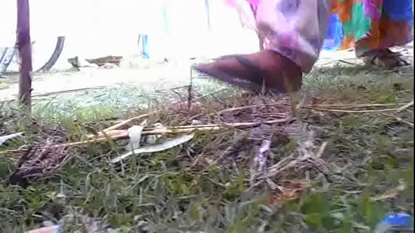 Desi pipis bikin basah, ngecrot lihatnya.