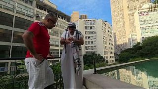 SHEIK ÁRABE DESEMBARCANDO NO BRASIL NA COPA DO MUNDO, ELE JUNTO COM O GUIA TURÍSTICO PEGARAM AS TORCEDORAS BRASILEIRAS NO HOTEL, LEVARAM PRO QUARTO E METERAM ATÉ O CUZINHO DAS VAGABUNDAS, COMPLETO NO RED