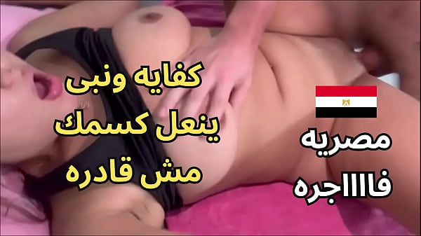 سكس عربي نار، واقفة ع البلكونة وبتدعك كسي في السور، جوز جارتي شافني ونزل ناكني، كنت موحودة ومش قادرة أتماسك.