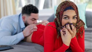 Abang tiri ngajarin adik hijabnya trik-trik panas sebelum nikah – Hijab panas basah