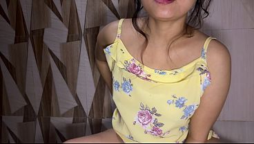 Tiap hari si cewek India berbody montok sibuk bersihin memek dan pipis basah. (A.i)
