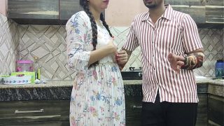 Kisah panas Desi jija sama sali di dapur, nafsu menggelegak, omongan Hindi kotor, seks keras bikin makin liar