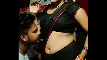Desi Bhabhi saree navel romance, meleleh liurnya lihat pusar basah