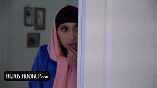 Penuh penasaran, gadis cantik berhijab dengan bokong sempurna digebah habis-habisan oleh instruktur bernafsu.