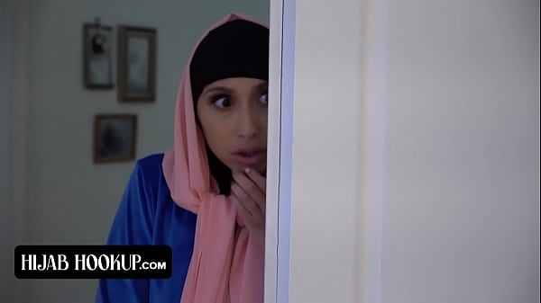 Penuh penasaran, gadis cantik berhijab dengan bokong sempurna digebah habis-habisan oleh instruktur bernafsu.