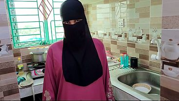 Selagi istri pergi, suami mesum sama pembantu hijab di rumah, ngentotin sampai puas