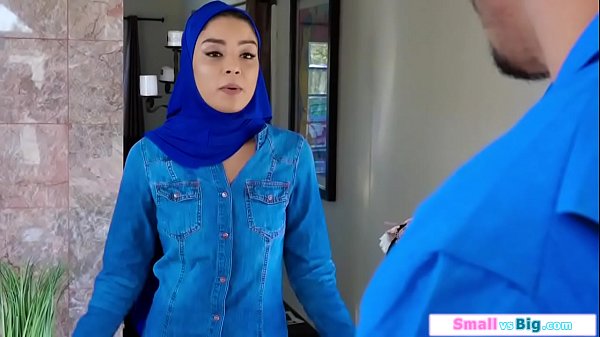 Gadis Arab polos digilas dua pria kekar sampai meringis kesakitan