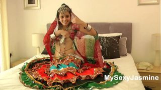 Cewek India Gujarat, Jasmine Mathur, goyang Garba bikin mending anget.