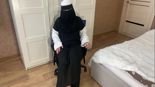 Tarian Arab sambil mainin memek rapat sampe crot