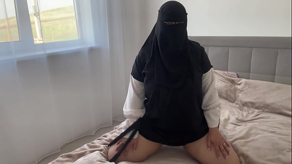 Arab Zalifah lagi bersih-bersih, tanpa celana, makin basah lihat lubangnya yang mulus dan mengundang.