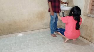 Bhabhi ki pyas bujhayi jawaan plumber se, choot ki aag sexy voice mein!