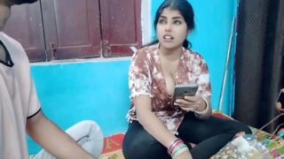 Bhabhi montok nerima paket, bayar pake lubang memeknya.
