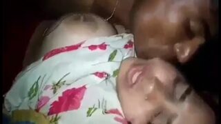 Cewek seksi biarin cowok miskin ngewe memeknya di video MMS desi