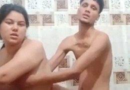 Kamar mandi bhabhi lagi ngentot, basah kuyup sambil minta digenjot.