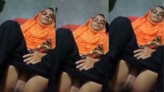 Ngentot seru, hijabnya copot, si mbak nikmatin kontol klien Pakistan.