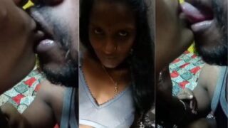 Pacar menjilat lidah selingkuhannya yang sudah bersuami dalam adegan panas ala Telugu