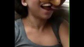 Cewek India ngewe pake mulut, nikmatin kontol sampe basah.