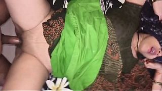 Kakak tiri desi ngewe keras sama adik tiri pas lagi berdua doang di rumah, film penuh (suara Hindi).