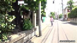 Jepang sayang, Ami Kikukawa dijentik-jentik, nggak disensor.