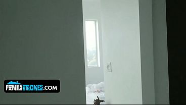 Blonde montok Daisy Stone nampung muncratan kotor dari kakak tiri yang horny