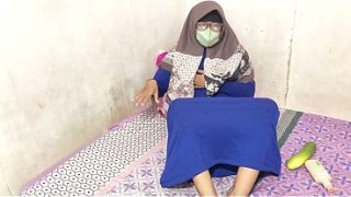 Cewek hijab Indonesia lagi mainin keluar sendiri sampe muncrat.