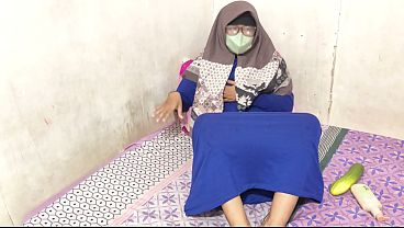 Cewek hijab Indonesia lagi mainin keluar sendiri sampe muncrat.
