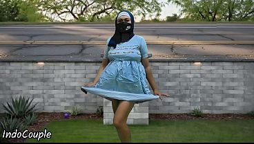 Hijab mahasiswi Muslim jogging di tempat umum, ngasih blowjob demi duit