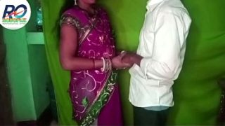 Desi Tonshahar si Rasili Bhabhi, behenchod, basenji, nikal diya bheega hua saree, ghodiya ban ke apni gand aur chut chudwayi, aur loda bhi chusa, Hindi me awaaz.