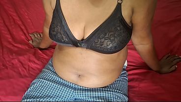Pembantu bersih-bersih, kakak lagi horny di kamar, bikin ngilu.