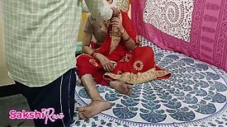 Bini baru nikah digocok mertua pas suami kantor, pakai saree biru, pertama kali selingkuh, crot di dalem, ngomong kotor bikin makin panas.
