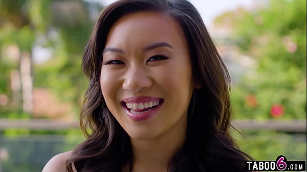 Ngebut bareng Kimmy Kimm, cewek imut Asia kecil yang doyan dijewer pantatnya sampe meraung.